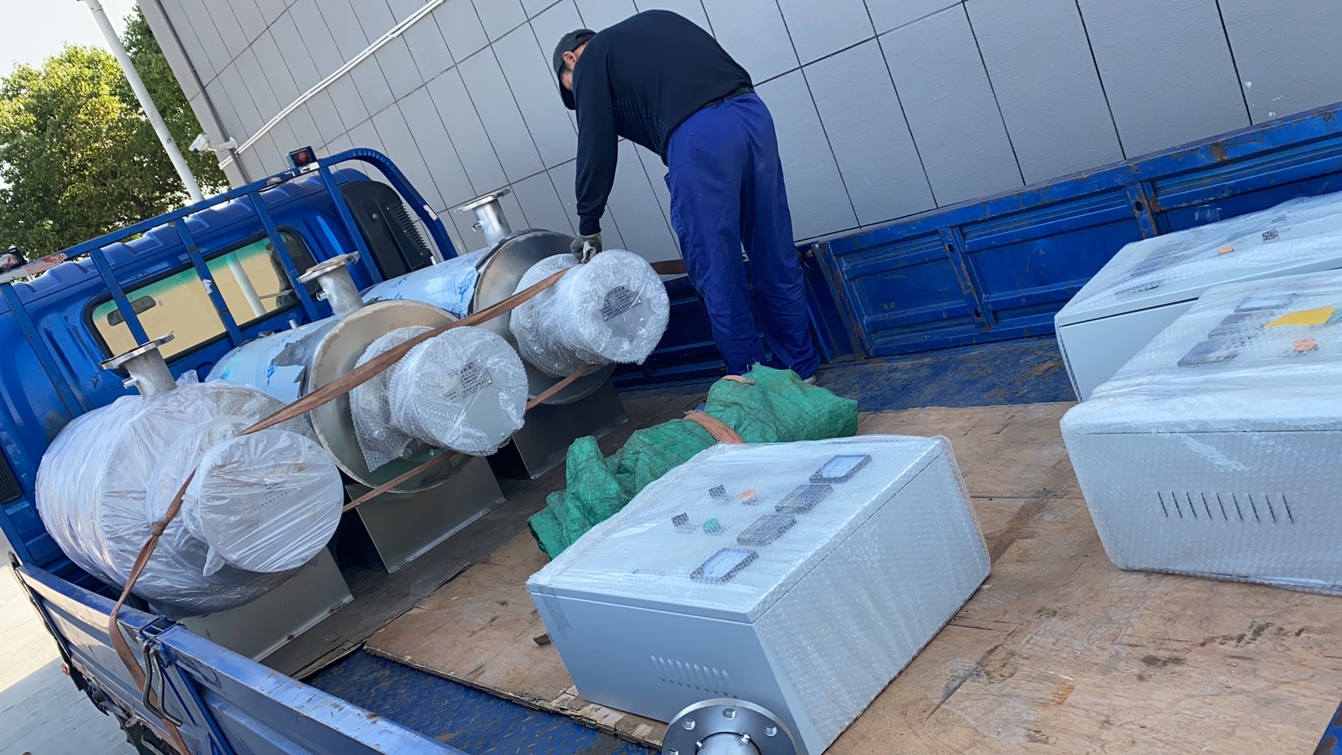 A company in Weifang purchased 3 sets of 45KW air heaters +